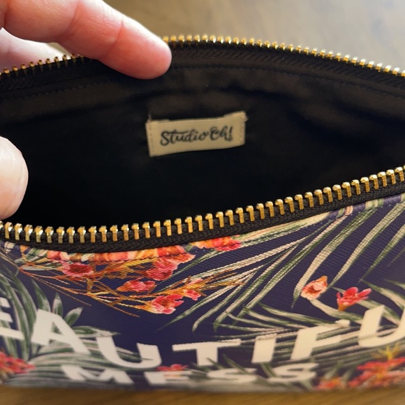 NWT:  Zippered makeup pouch. - Picture 4 of 4